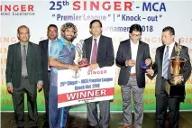  ??  ?? Winning Captain from Teejay Lanka, Lasith Malinga (03rd from left) receiving the Singer Challenge Trophy from the Chief Guest, Marketing Director Singer Sri Lanka PLC, Kumar Samarasing­he (03rd from right)