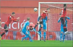  ??  ?? Raíllo marcó de cabeza el primer gol, tras un centro de Salva Sevilla.