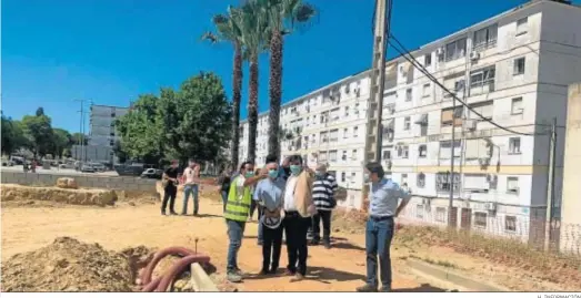  ?? H. INFORMACIÓ­N ?? La visita del alcalde de la ciudad, Gabriel Cruz, a las obras de la trasera de la Barriada del Carmen.