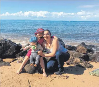  ?? FOTO: PRIVAT ?? Carolin Kapahnke mit ihren beiden Kindern Isabelle und Rhys am Strand in Australien.