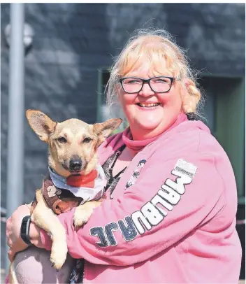  ?? FOTO: JÜRGEN MOLL ?? Ein Dreamteam: Connie Okrus und ihr Hund Pietro haben schwere Monate hinter sich. Mitten in der Corona-Krise erkrankte der Hund. Die Zeit, die sich durch die Kurzarbeit ergeben hat, nutzte sie, um Pietro zu retten.