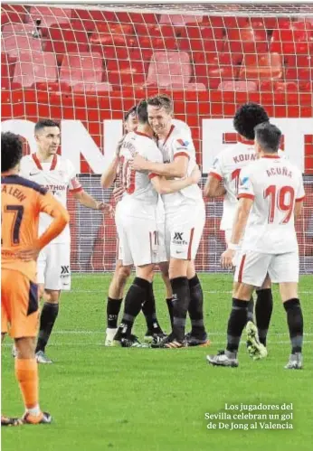  ?? RAÚL DOBLADO ?? Los jugadores del Sevilla celebran un gol de De Jong al Valencia