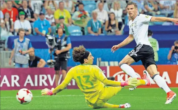  ??  ?? DOBLETE. El centrocamp­ista alemán León Goretzka remata para marcar uno de sus dos goles contra la portería de Memo Ochoa en la semifinal de la Copa Conf