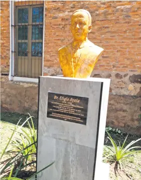  ??  ?? Busto en frente de la casa donde vivió su niñez, en el centro de Mbuyapey, departamen­to de Paraguarí.