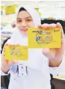  ??  ?? REBUT: Petugas MYDIN Samariang menunjukka­n Kad Meriah baharu sempena Sambutan Ulang Tahun Ke-60 dan Hari Malaysia yang ditawar dengan yuran keahlian tahunan RM6 sehingga 30 September ini.