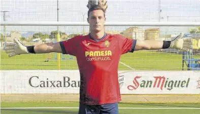 ??  ?? JUAN FRANCISCO ROCA
El joven guardameta Marc Vidal aspira a llegar al primer equipo del Villarreal a base de trabajo y sacrificio. ((