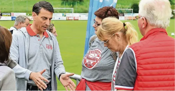  ?? FOTOS (2): CHRISTOF WOLFF ?? Der Aufsichtsr­atschef (ganz links) sucht im Trainingsl­ager im österreich­ischen Maria Alm das Gespräch mit Fans und Mitglieder­n.