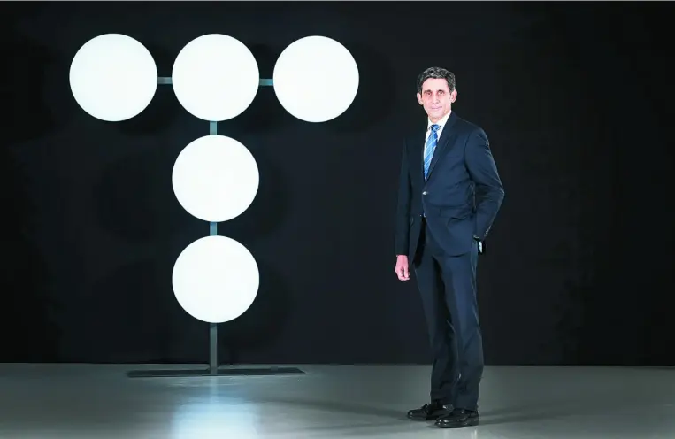  ??  ?? El presidente de Telefónica, José María Álvarez-pallete, con el nuevo logo de la compañía