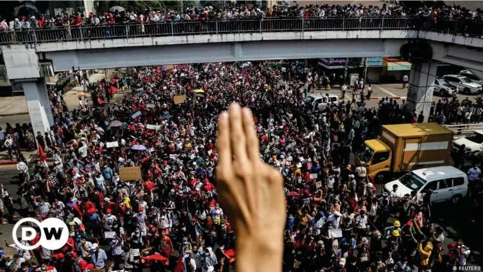  ??  ?? Der Drei-Finger-Gruß ist ein Symbol der pro-demokratis­chen Demonstrie­renden