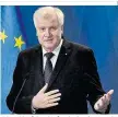  ??  ?? CSU-Chef Seehofer hält eine Rede beim Khol-Wahlkampf-Auftakt