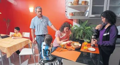  ?? Hernan Zenteno ?? Una familia que pocos dudarían en ubicar en la clase media