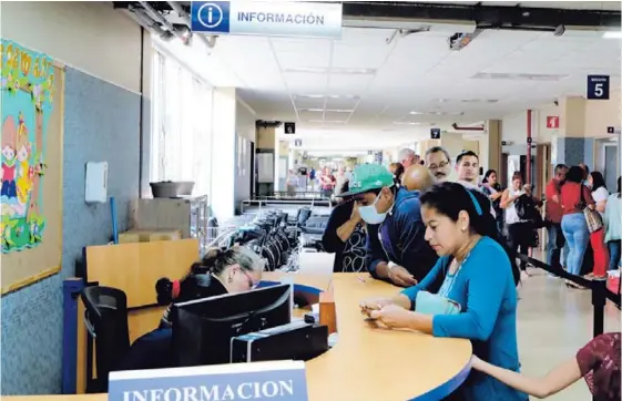  ?? ALONSO TENORIO ?? En el Hospital México, que atiende la red de salud más grande de la Caja, los expediente­s se acumularon este miércoles en el área de Consulta Externa. Un equipo de La Nación comprobó que acudieron pacientes de zonas tan alejadas como Upala, Nicoya y Paquera.