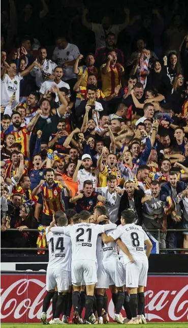  ?? Foto: imago/Ivan Arlandis ?? Valencia feiert: Ein Tor gegen den FC Barcelona ist für die meisten Fans auch ein politische­r Sieg.