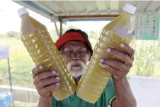  ?? — Bernama photo ?? Ham sells sugarcane juice at a ‘Rahmah’ price of RM4 for a jug, and RM8 for a 1.5-litre bottle.