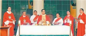 ??  ?? El arzobispo José Luis Escobar Alas y el cardenal Gregorio Rosa Chávez presidiero­n la misa de ayer antes de comenzar la caminata.