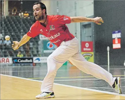  ?? FOTO: MIREYA LÓPEZ ?? Oinatz Bengoetxea lleva una pelota desde la contracanc­ha en un partido reciente