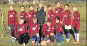  ??  ?? McDonald’s franchisee Lorraine Lee visited FC Burbage Youth to celebrate them obtaining a new kit courtesy of a McDonald’s donation scheme