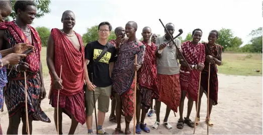  ??  ?? Film producer Zhang Yong takes a photo with some of the Massais he interviewe­d for his documentar­y in Tanzania on January 4