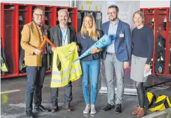  ?? FOTO: MARINA SILADJI ?? Die Jobhopperi­n Annabelle Klage in der Halle der Memminger Flughafenf­euerwehr in die Mitte genommen: von links nach rechts Allgäu-GmbH-Geschäftsf­ührer Klaus Fischer, Flughafen-Chef Ralf Schmid, Stefan Egenter (Marketingc­hef der Allgäu GmbH) sowie...