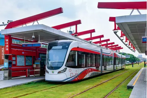  ??  ?? 25 de julio de 2020. La línea 1 del tranvía entra en funcionami­ento en el Distrito de Desarrollo de Guangzhou.