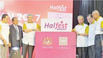  ??  ?? Deputy Prime Minister Datuk Seri Dr Ahmad Zahid Hamidi (third left) officiates the Halfest Asean 2017 yesterday, accompanie­d by Minister of Internatio­nal Trade and Industry Datuk Seri Mustapa Mohamed (third right), Halal Developmen­t Corporatio­n...