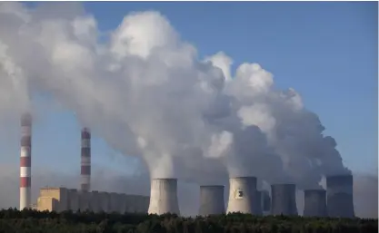  ?? FOTO: LEHTIKUVA/DAREK REDOS ?? Polen försvarar de för landets energiförs­örjning viktiga kolkraftve­rken.