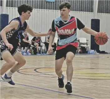  ?? FOTO CÉSAR NEYOY-BES ?? EN LA JORNADA INAUGURAL del basquetbol de primera fuerza de San Luis, una acción del encuentro entre Assasins y Demons, el 7 de abril, en la duela del gimnasio del parque Joe