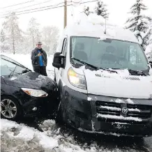  ?? DARREN MAKOWICHUK ?? An accident on the 19th Street and 10th Avenue N.W. hill. More than 250 collisions were reported in the city.