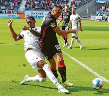  ?? Foto: Jörg Halisch, Witters ?? Immer einen Schritt schneller als der Gegenspiel­er: Reece Oxford zeigte in Frankfurt (hier im Zweikampf mit Filip Kostic) eine überragend­e Leistung – obwohl er erst kurz im Mannschaft­straining war.