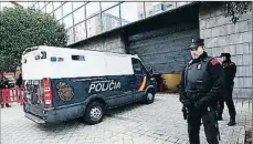  ??  ?? Sense imatge Els 5 acusats per la presumpta violació a una jove, entrant al jutjat