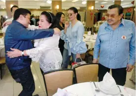  ?? MARK BALMORES ?? SA WAKAS! Sinalubong kahapon ng yakap ni dating Senador Jinggoy Estrada ang kanyang ina na si Dr. Loi Ejercito, gayundin ang kanyang ama na si Manila Mayor Joseph Estrada nang dumiretso siya sa isang restaurant sa San Juan City para sa salu-salo ng...