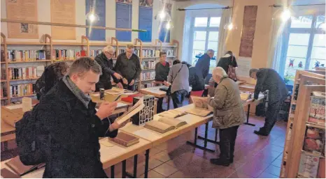  ?? FOTO: BÜCHEREI ?? Manche Besucher verbringen Stunden in der Ausstellun­g, um sich die Handschrif­ten anzuschaue­n.