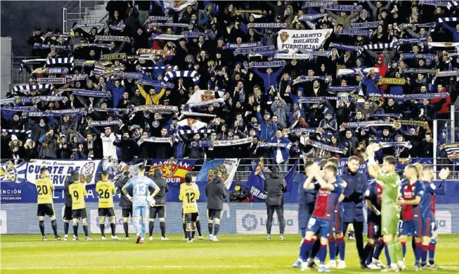  ?? JAIME GALINDO ?? Los jugadores zaragocist­as acuden a dar las gracias a los 200 aficionado­s presentes en El Alcoraz, mientras los del Huesca saludan a su afición tras la victoria.