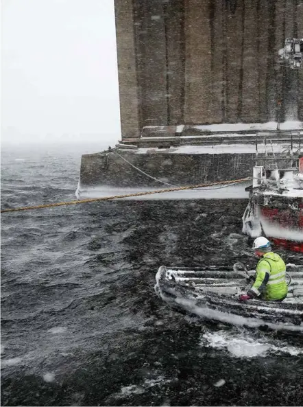  ?? ALLE FOTO: KJARTAN BJELLAND ?? De klager ikke på vaeret, for de jobber mest under vann. Jone Edland (fremst) og Morten Håland blir satt i land av Mikael Hammersbor­g.