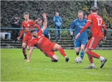  ?? FOTO: TIMO SCHOCH ?? Raphael Sontheimer (links) versucht Max Bröhm (Mitte) zu stoppen. Am Ende erzielt der starke Eschacher Angreifer das 3:1 - die Entscheidu­ng gegen die Rothosen.