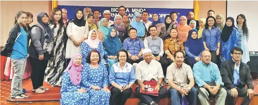  ??  ?? TIMBA ILMU: Suandi (duduk baris kedua, tiga kiri) bersama para peserta yang mengambil bahagian dalam program anjuran MKM di Miri.