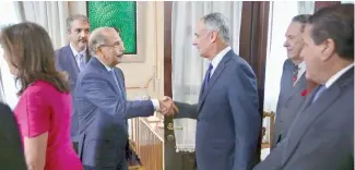  ?? FE ?? El presidente Danilo Medina saluda ayer al comisionad­o de la MLB, Rob Manfred.