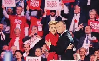  ??  ?? Největší favorit Současný polský prezident Andrzej Duda s manželkou Agatou Kornhauser-Dudovou, která vede kampaň za manželovo znovuzvole­ní na post hlavy státu.
