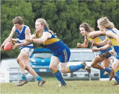  ??  ?? Neerim-Neerim South’s Aaron Fawcett wins possession under pressure from Ellinbank’s Chris Gardiner. Ellinbank players Shaun Phelan and Tyler Hotchkin also give chase Photograph­s: Tom Elton