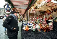  ??  ?? Gallery Dall’alto: vendita di alberi di Natale in Porta Romana e sul Lungarno Aldo Moro, e decorazion­i di Natale al Mercatino di Piazza Santa Croce