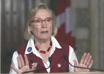  ??  ?? La ministre des Affaires autochtone­s, Carolyn Bennett, dit avoir été rassurée lors d’une rencontre lundi avec les quatre commissair­es restantes. − La Presse canadienne: Fred Chartrand