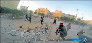  ?? AP ?? IMAGENES. Los atacantes divulgaron fotos de la llegada de los combatient­es a la base en el desierto.