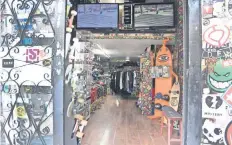  ??  ?? Mario Sáenz no se ha aparecido por su tienda de accesorios de skate, en Tenayuca 55 Bis, colonia Letrán Valle, desde el feminicidi­o de Victoria Pamela.