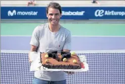  ??  ?? Rafa Nadal, ayer, con la tarta con la que le felicitaro­n en su Academia.