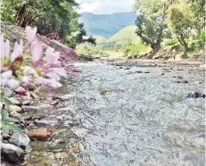  ?? DANIEL JAMES ?? El río Khora con agua ayer.