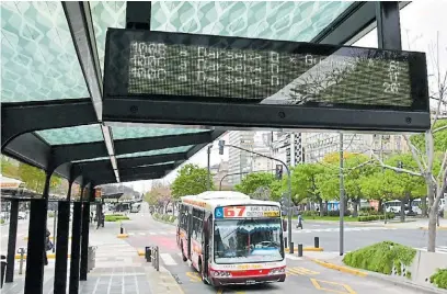  ?? M. CARROLL ?? En el Metrobus. El circuito de la 9 de Julio fue uno de los primeros en sumar la tecnología.