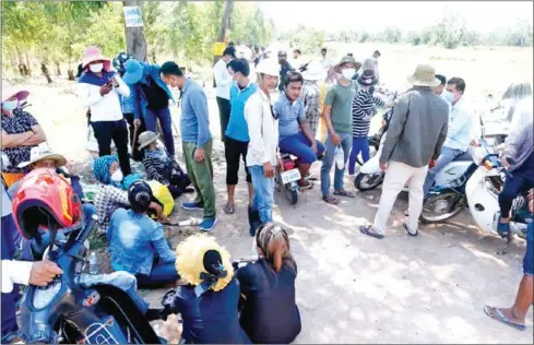  ?? HENG CHIVOAN ?? Protests took place at Chamkar Barang lasting three days recently as villagers there tried to block bulldozers.