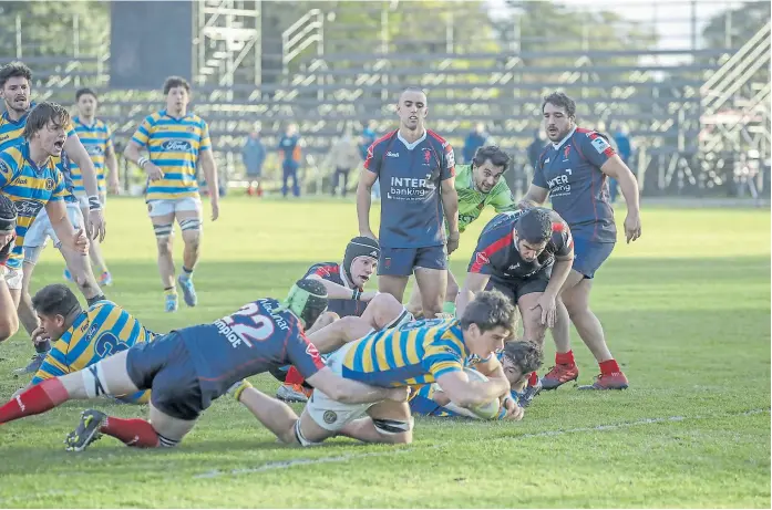  ?? Rodrigo néspolo ?? Nicolás Damorim apoya el sexto try de Hindú frente a Buenos Aires (ganó 46-23); de fondo, las tribunas vacías, una de las caracterís­ticas del regreso