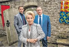  ??  ?? Medieval murder: Nick Hendrix, Elaine Paige and Neil Dudgeon in Midsomer Murders