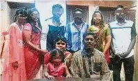  ??  ?? 兇徒冷血殺害印裔母女，讓沙拉穆都（坐者右）一家天倫夢碎。後排左一是16歲女死­者杜魯嘉德維；坐者左是年長女死者瑪­瓦瑪尼。